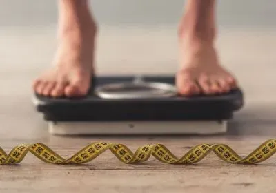 feet on scale with tape measure